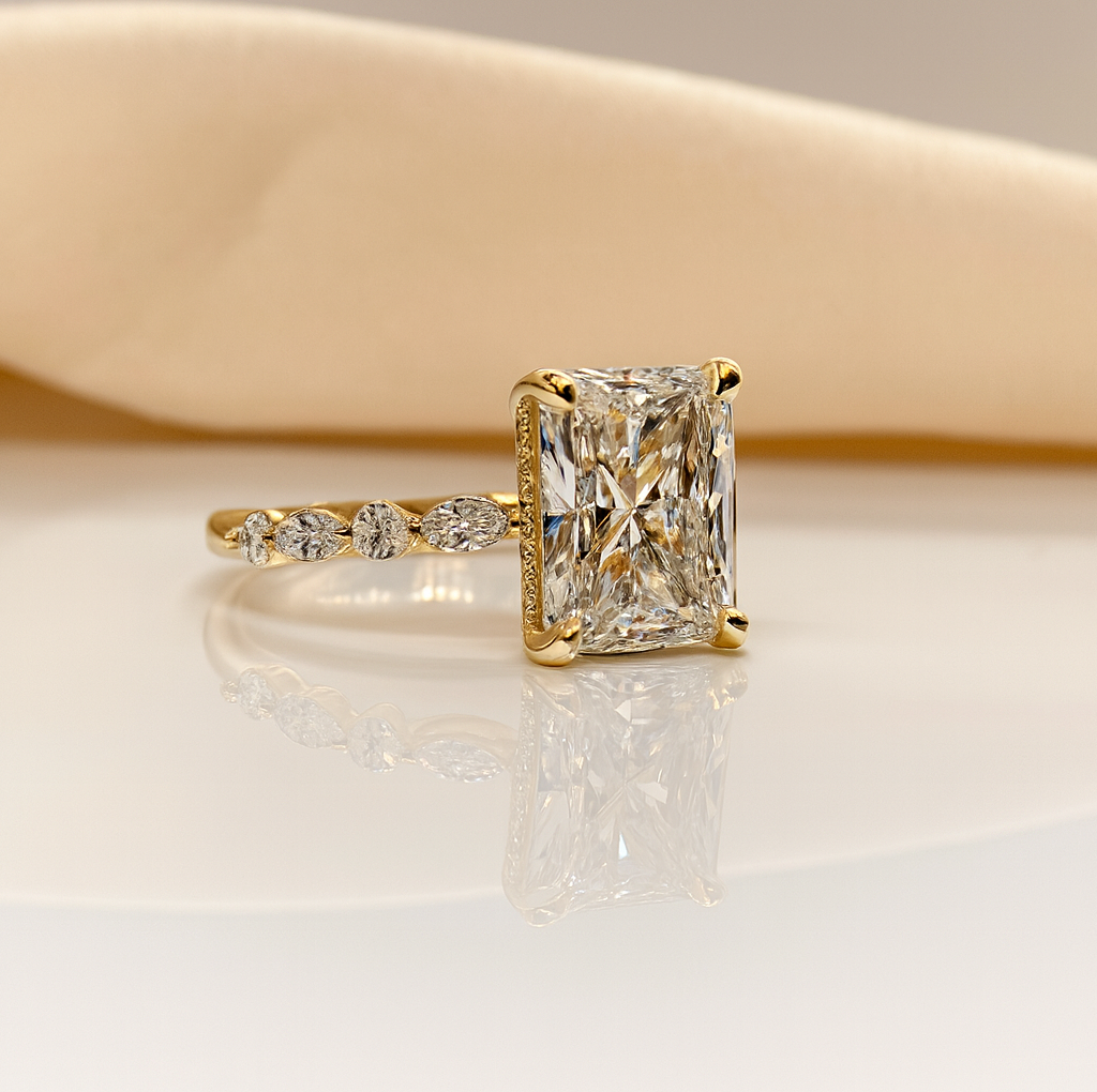 Triple C Diamonds – wholesale Förlovningsring – Elegant Radiant Cut Hidden Halo Marquise Band 14K Massivt Guld Diamant Förlovningsring 2 till 4 Karat4