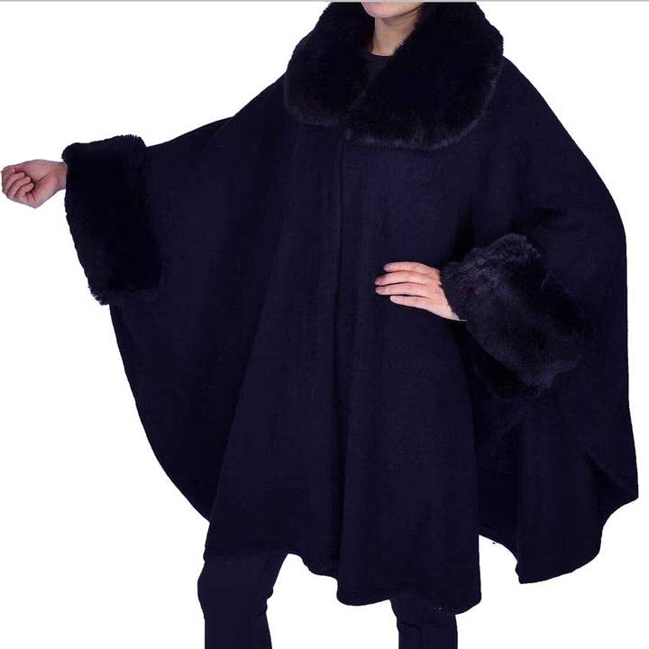Madeline Love - Vendita all'ingrosso Poncho - Donna - Elegante mantello Ruana Poncho lavorato a maglia con polsini in pelliccia sintetica