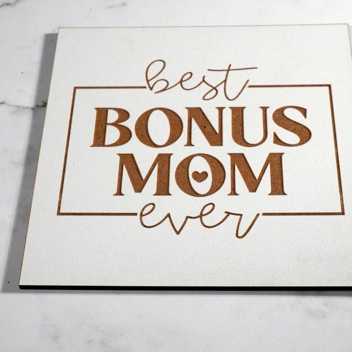 Best Bonus Mom Holzschild mit Holzakzent, Bauernhausschild, 12,7 x 12,7 cm, Scrabble-Kachel, Wandkunst für den Großhandel von C3DAR Design