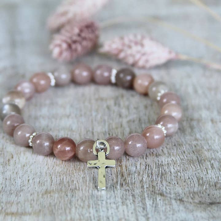 Bracelet en pierre naturelle de 8 mm avec croix et pierre solaire pour la vente par Eve and Grace Designs