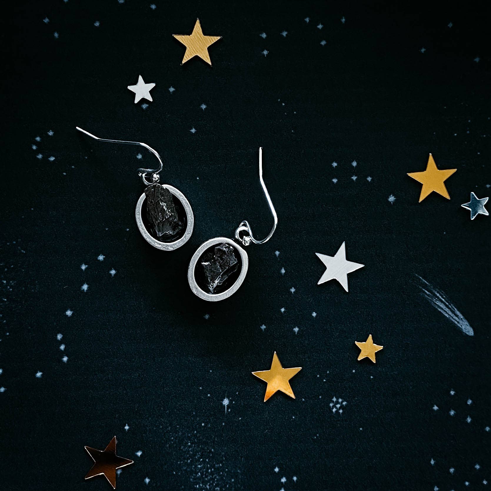 Yugen Handmade - Vente Boucles d'oreilles pendantes - Boucles d'oreilles pendantes ovales en argent avec météorite brute authentique1