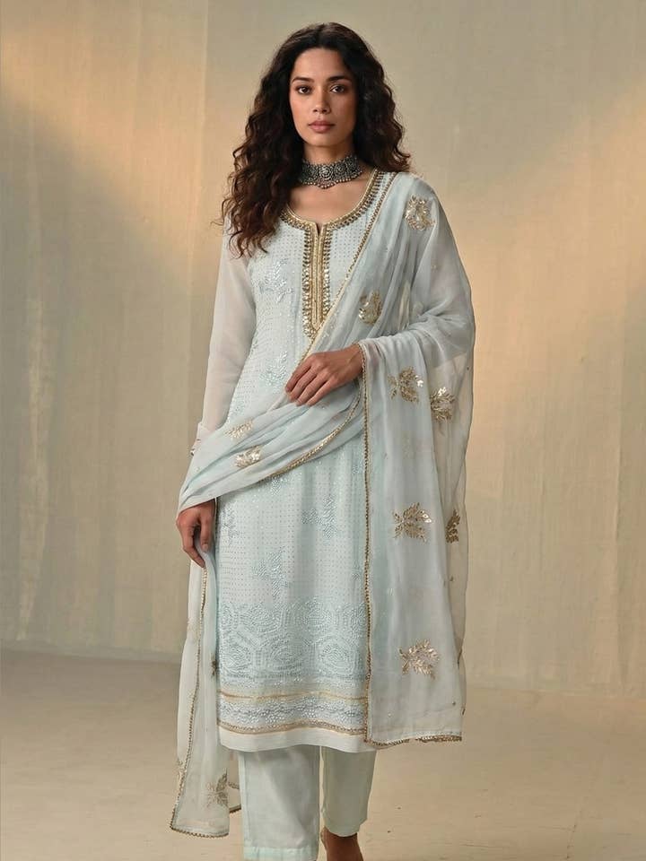 Hellblaue Georgette-Kameez mit Hose für indische und pakistanische Hochzeitsfestivals - Pailletten- und Fadenstickerei, Khatli-Arbeit für den Großhandel von HATKE BRIDE