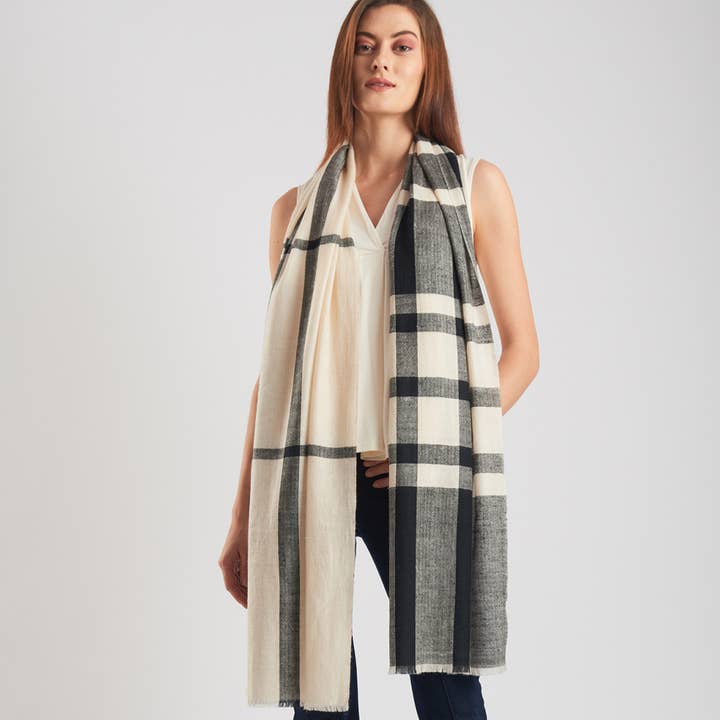 Écharpe en cachemire mélangé tissée à la main à carreaux charbon pour la vente par SADHU HANDMADE NATURALS