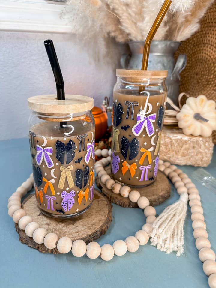 Coquette Spooky Schleifen 16oz & 20oz Halloween Bierdosen-Glas für den Großhandel von Curly Tailed Designs