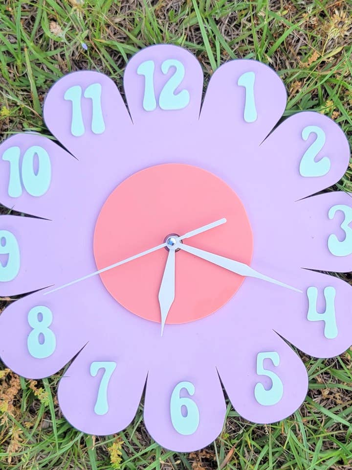 Orologio da parete Lavender Daisy per la vendita all'ingrosso da parte di Shelfish Modern