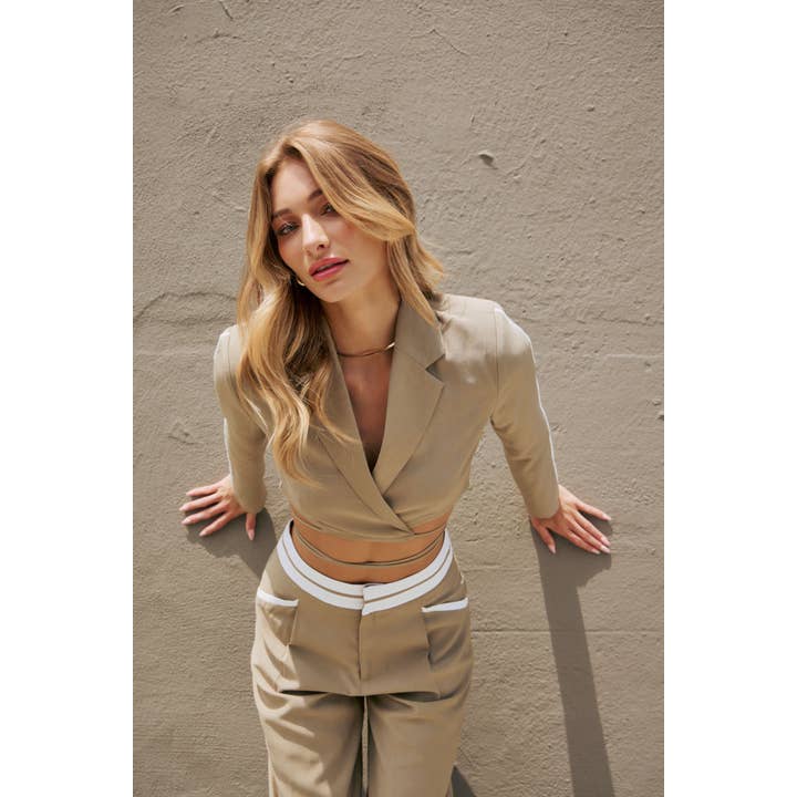 TAILLIERTER CROP-BLAZER MIT TAILLENBAND UND KONTRASTFARBENEM DETAIL für den Großhandel von idem ditto