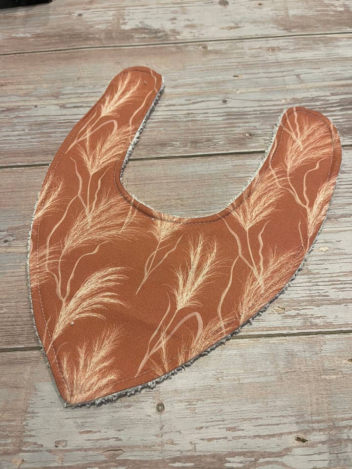 Drible hagesmæk, Bandanna hagesmæk, Babyhagesmæk - Støvede Pampas for engroshandel hos Finished with a Kiss