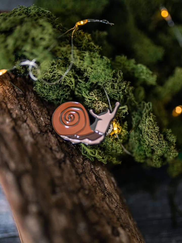 Broche en émail escargot marron Cottagecore cadeau forêt pour la vente par Costurero Real