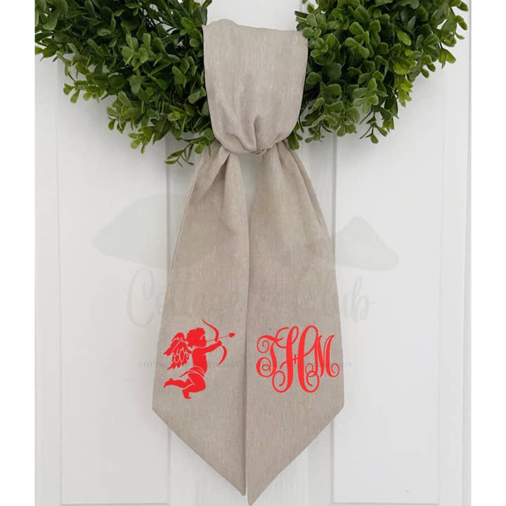 Écharpe de couronne brodée Cupidon vintage de la Saint-Valentin | Décoration personnalisée pour porte d'entrée | Suspensions de porte saisonnières | Écharpe de couronne monogrammée pour la vente par Cottage & Club