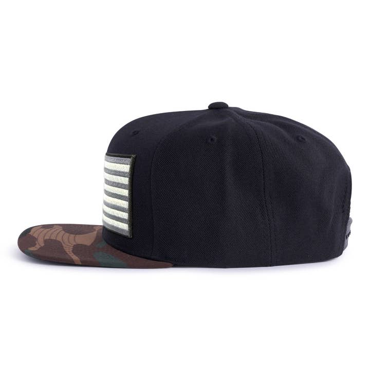 Custom Batch Hats LLC trading as Tailgate Hats - Venta al por mayor Gorra snapback - Hombre - Gorra de camuflaje plana de 6 paneles bordada con bandera de EE. UU.