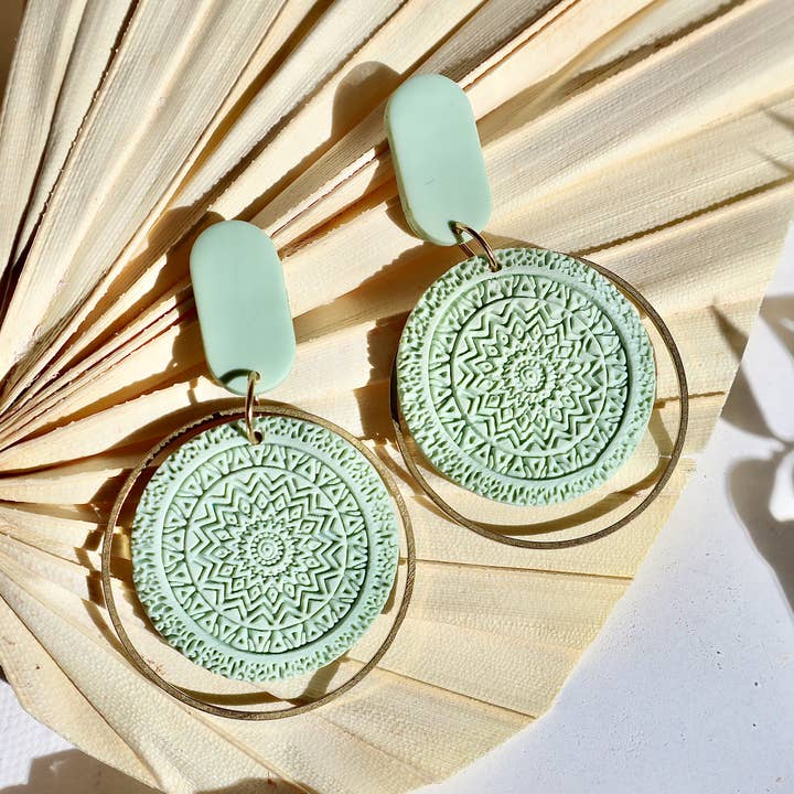 Pendientes arcilla polimérica verde salvia para venta al por mayor de CraftlyKaleido