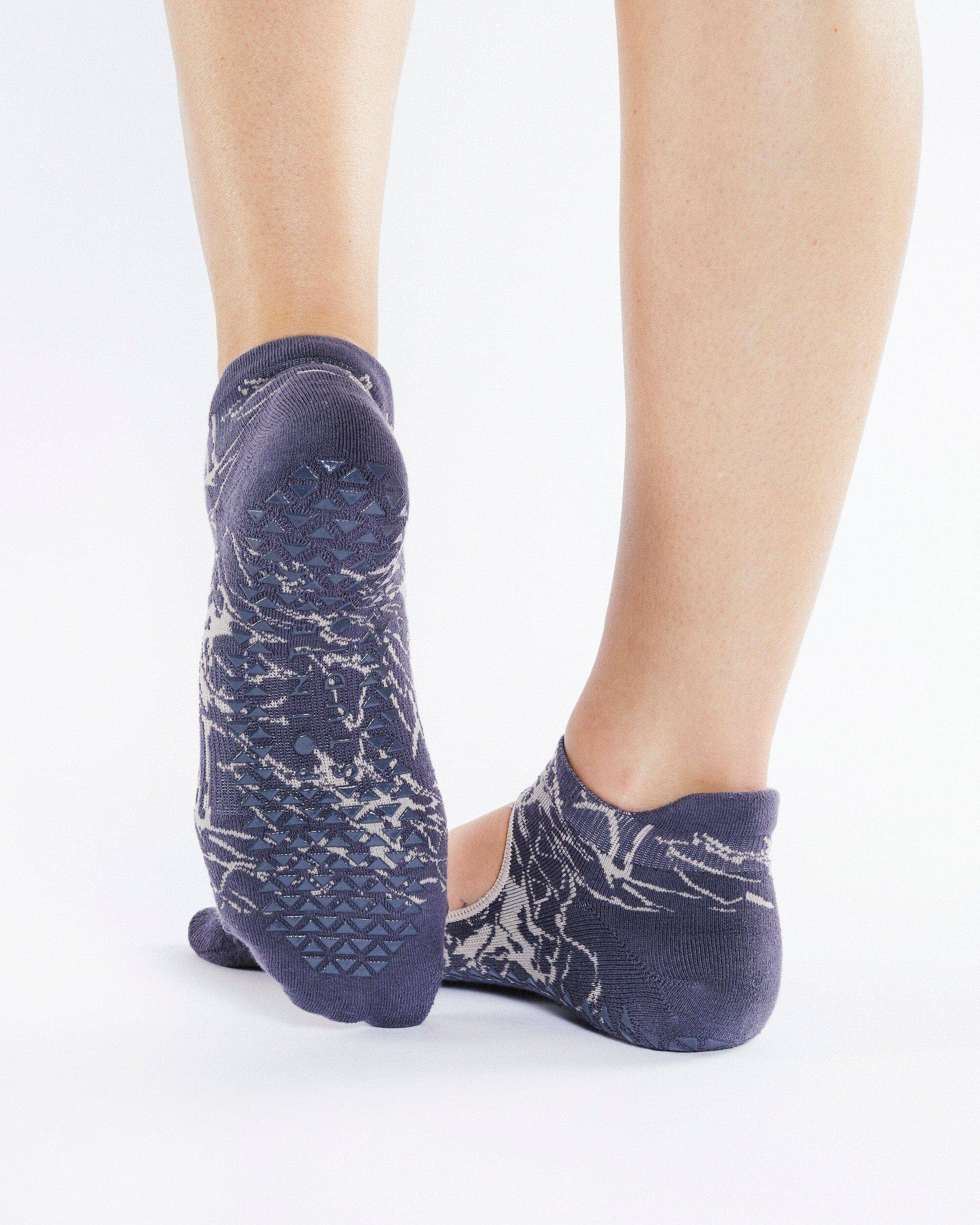 Pointe Studio - Vente Chaussettes – femme - Chaussettes à sangle en marbre pour femmes – Mélange de coton antidérapant pour Pilates et Barre1