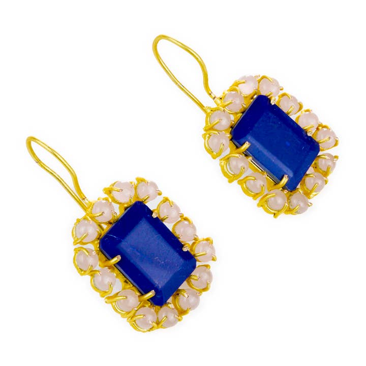Boucles d'oreilles pendantes plaquées or 22 carats, lapis-lazuli, quartz rose pour la vente par Mara Blak - Hidden Gems