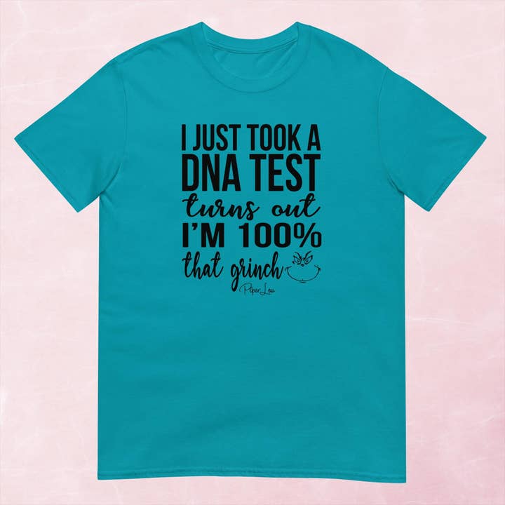 Je viens de faire un test ADN, je suis ce t-shirt graphique Grinch. pour la vente par Piper Lou Collection