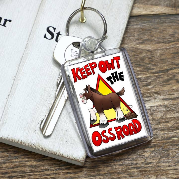 Restez à l'écart de la route d'Oss ! Porte-clés pour la vente par Black Country Cards