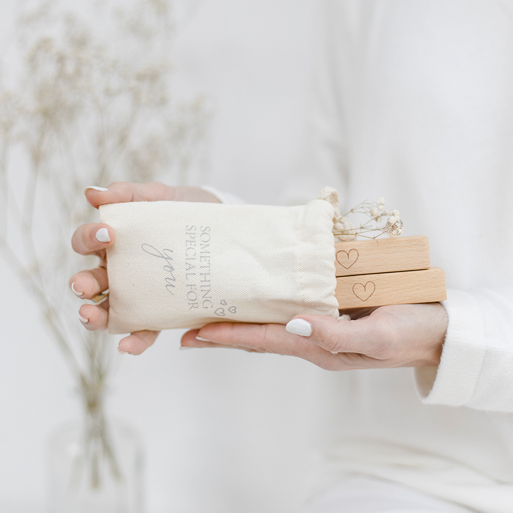 Bake Affair GmbH - Wholesale Place Card / Place Holder - “Heart” card holder set in a linen bag3