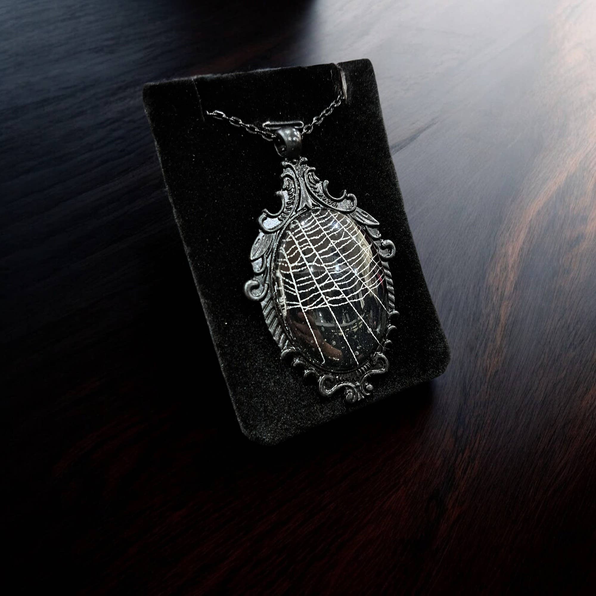 Hell Kitten RVA - Vente Colliers à pendentif - Grand cabochon en filigrane de toile d'araignée noire (collier)2