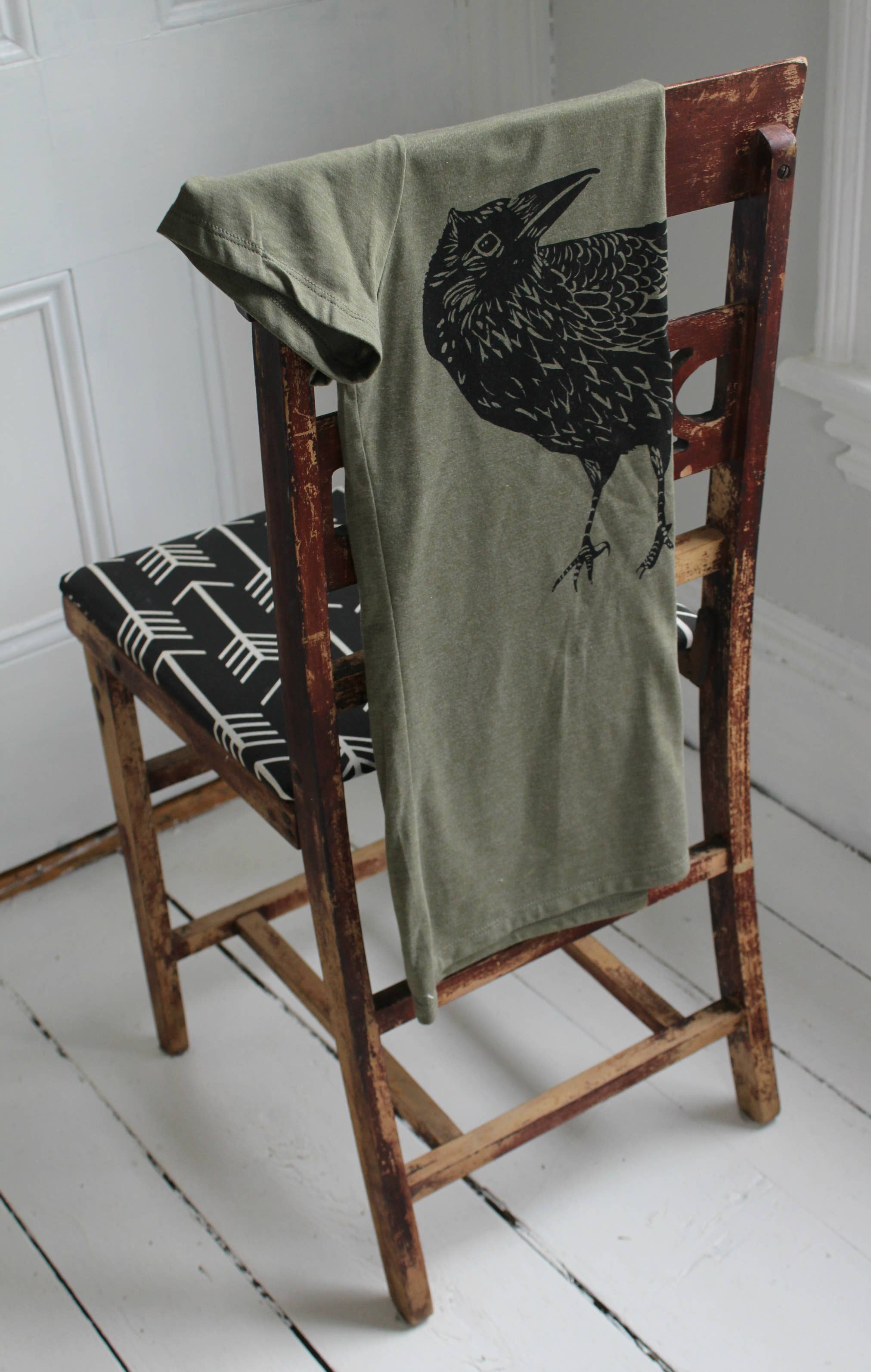 Hearth and Harrow – T-shirt estampada - Mulher por atacado – Camiseta feminina Organic Crow em verde-oliva2