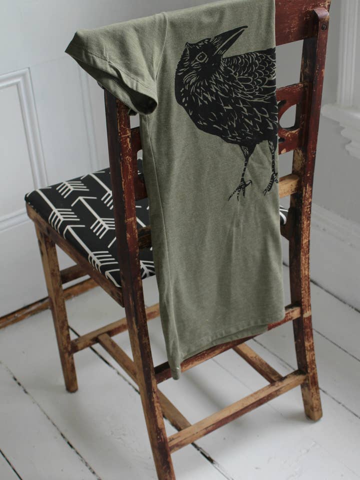 Hearth and Harrow – Großhandel T-Shirt mit Siebdruck – Damen – Damen Bio Crow T-Shirt auf Olivgrün2