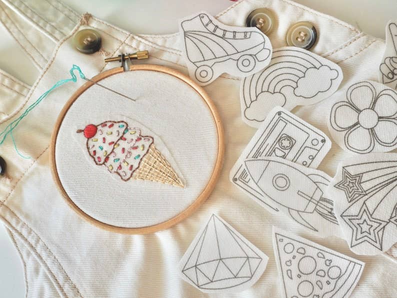 Thimble and Fabric – Großhandel Kreuzstich-/Stickzubehör – Stick- und Näh-Set für Retro-Stickerei-Aufnäher5