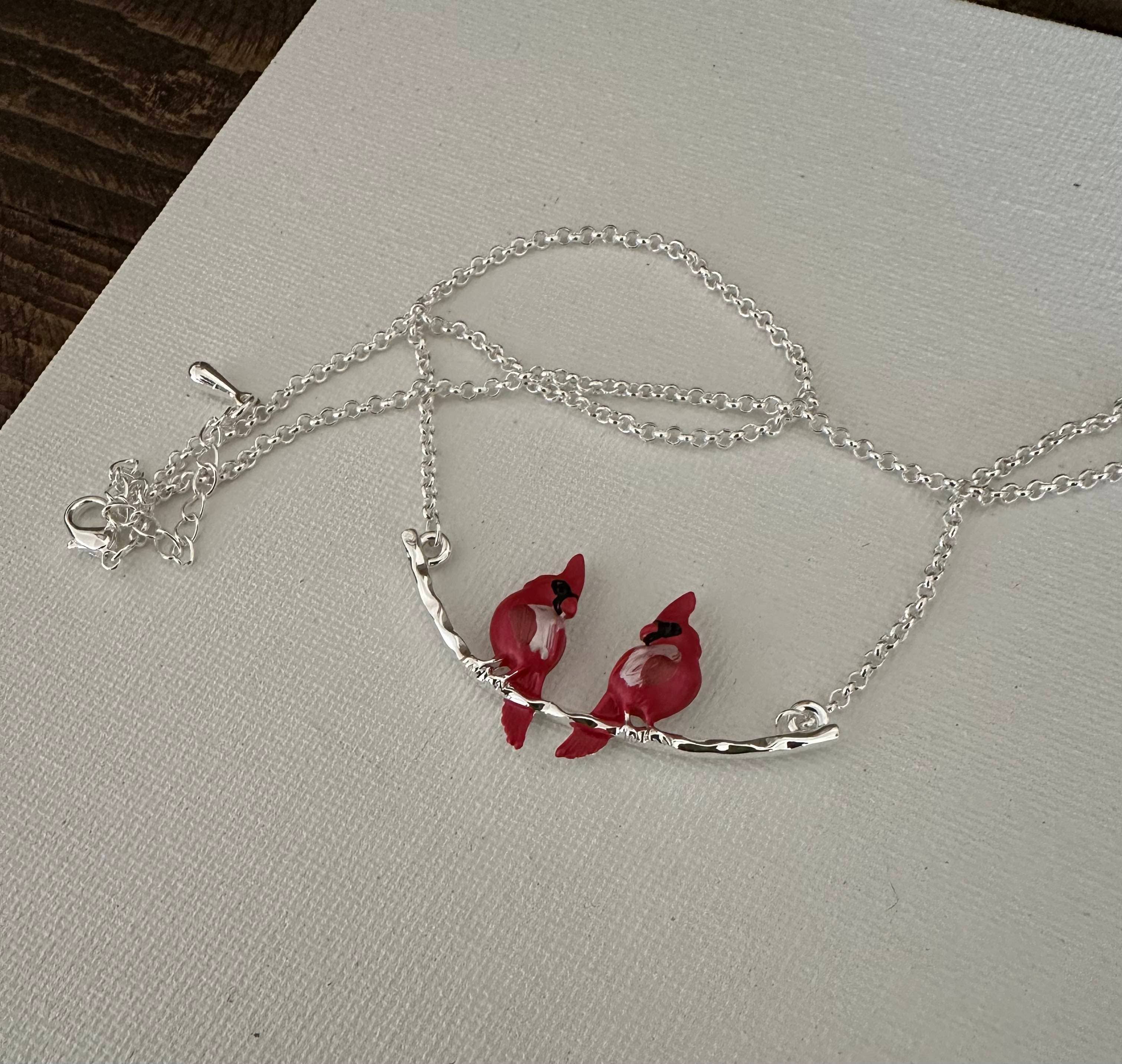 Carol Young Silver – wholesale Hänge-/berlockhalsband – Carol Young Silver halsband med två kardinalfåglar på en silverfärgad gren4