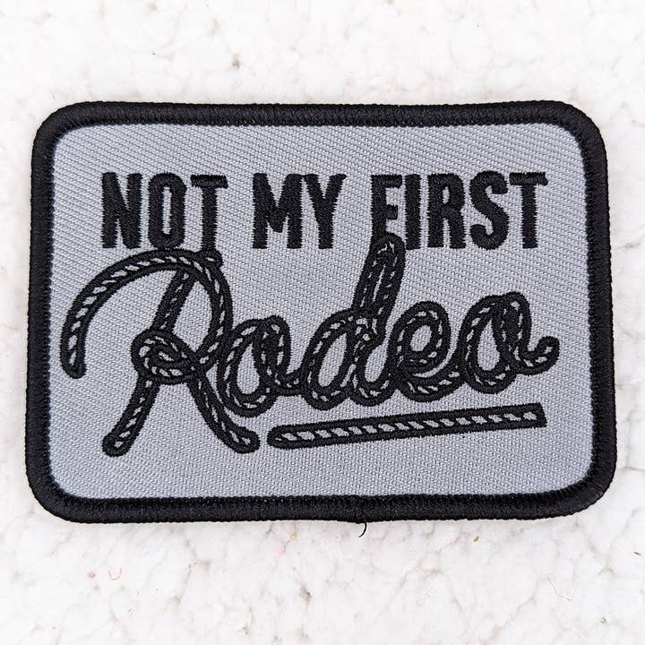 Aufnäher „Not My First Rodeo“, bestickter Hut und Hosentasche für den Großhandel von Trendy Transfers