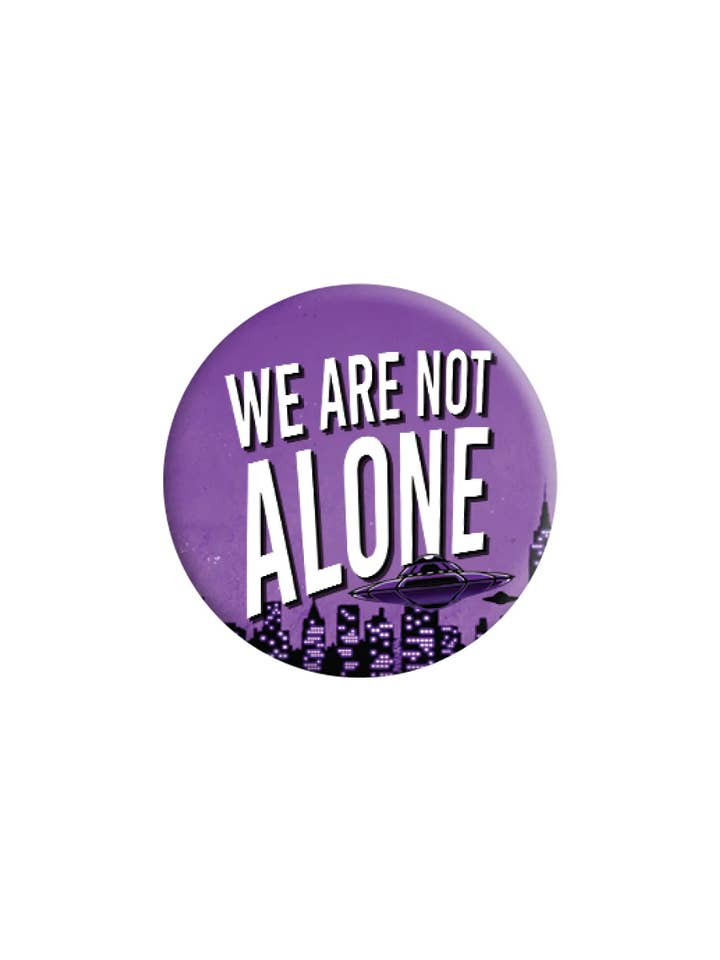 Badge « Nous ne sommes pas seuls », 25 mm pour la vente par Grindstore
