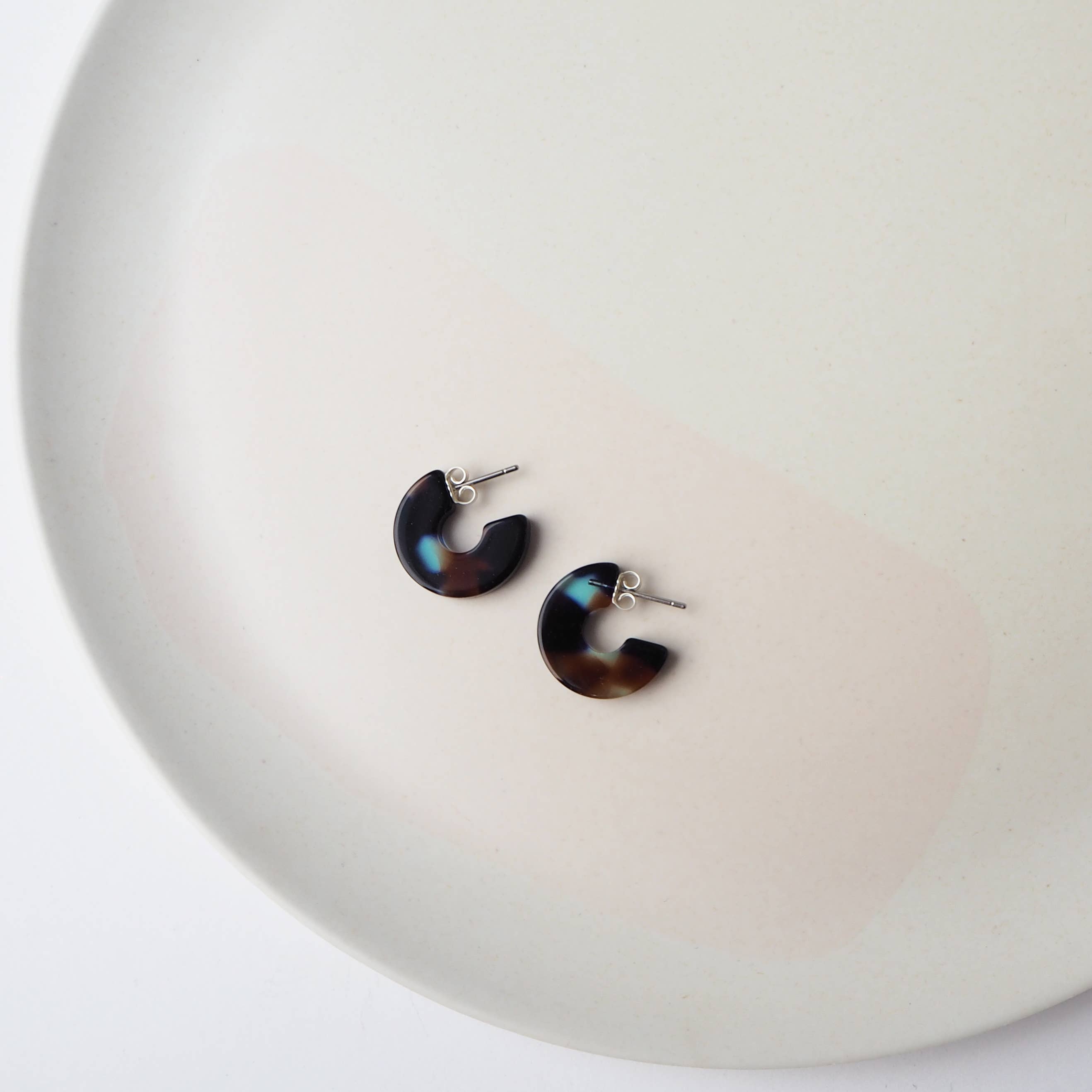 Custom Made - Wholesale Oorringen - Koraal Super Mini Acetaat Hars Huggie Hoepel Oorbellen4