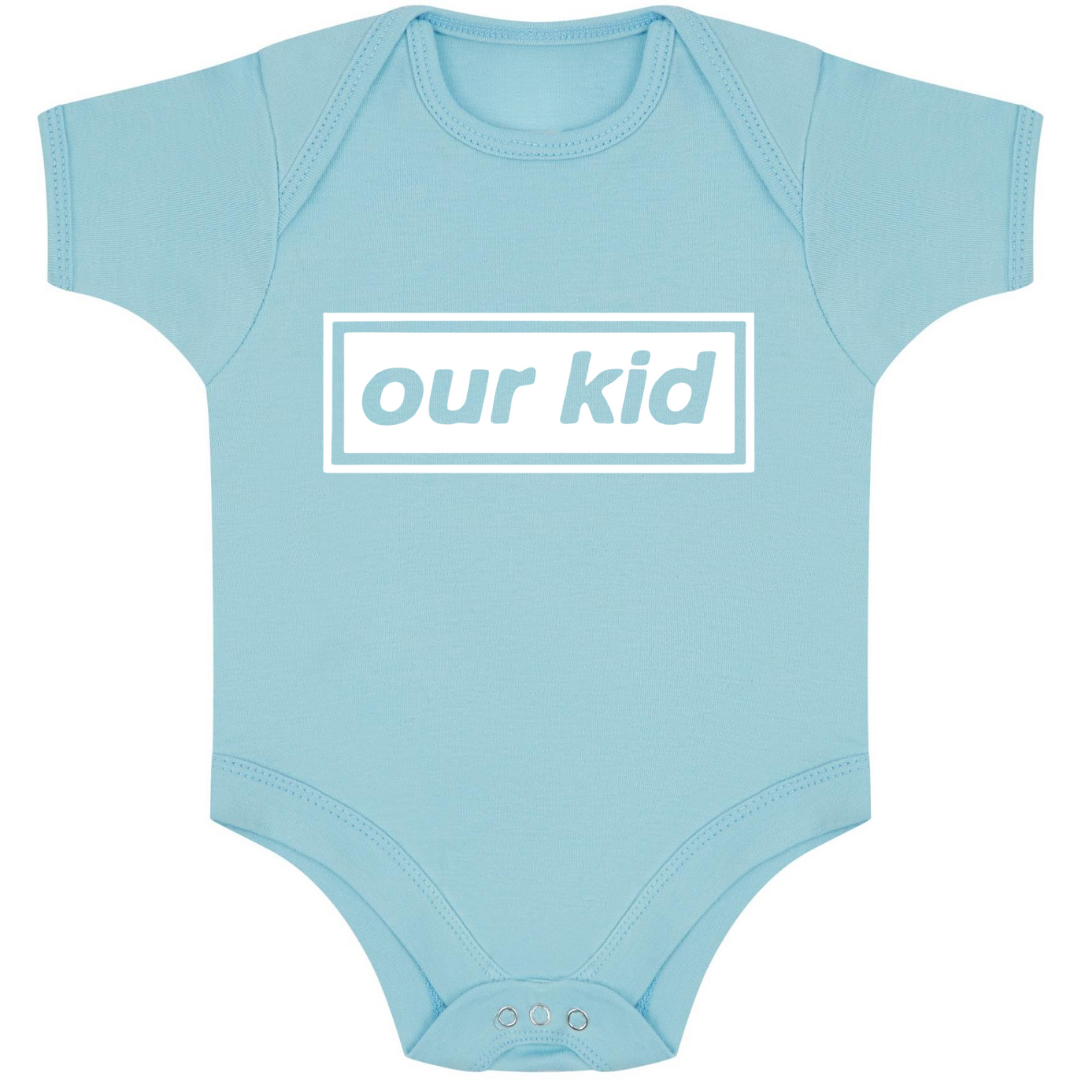 ZZZEBRAAA LIMITED – Engroshandel Bodysuit - Baby – Our Kid Baby Grow - Håndtrykt - Sjovt Manchester-inspireret0