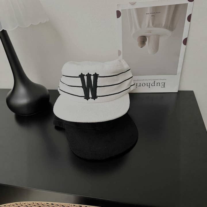 Casquette de baseball en velours côtelé brodé pour la vente par MoodGold