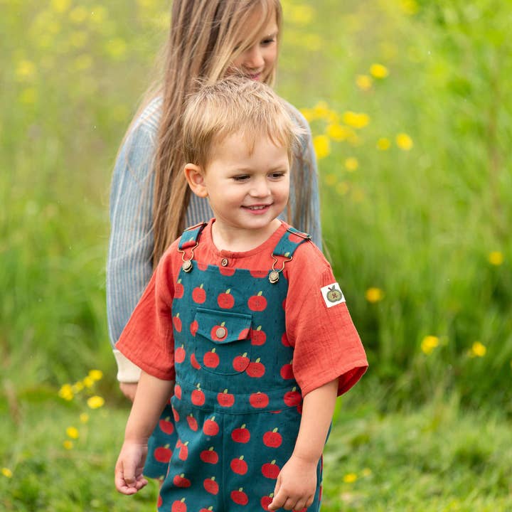 Apfel-Latzshorts für den Großhandel von Little Green Radicals EU