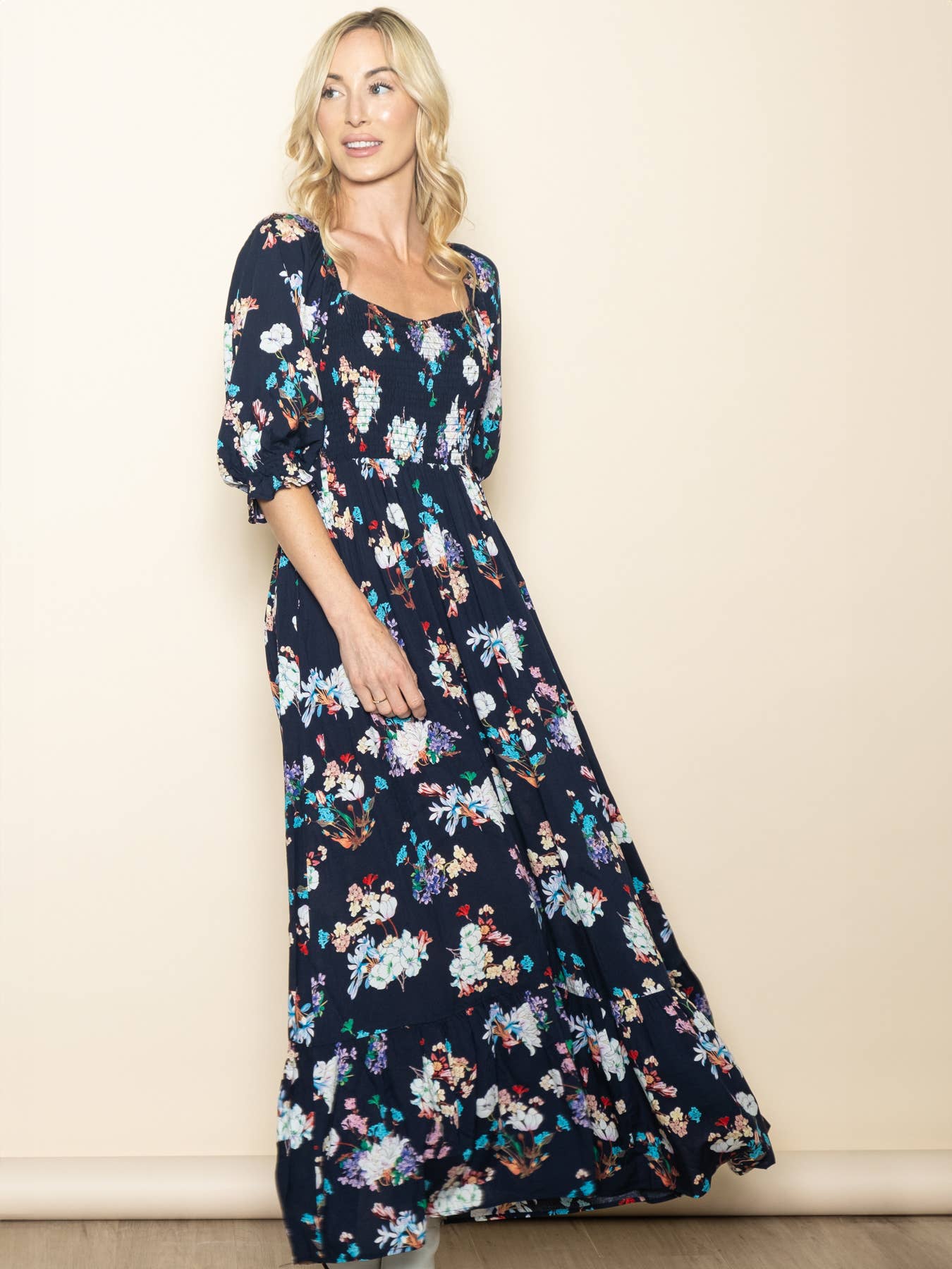 Elloh Collection – Großhandel Kleid – Damen – Frühlingshaftes Blumenkleid mit weitem Schlag, gesmoktem Oberteil und Taschen.7