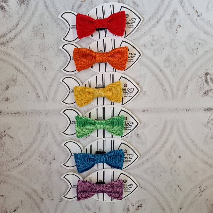 Cravates Rainbow : Chat - Petit chien (6 couleurs disponibles) pour la vente par Wool & Whiskers