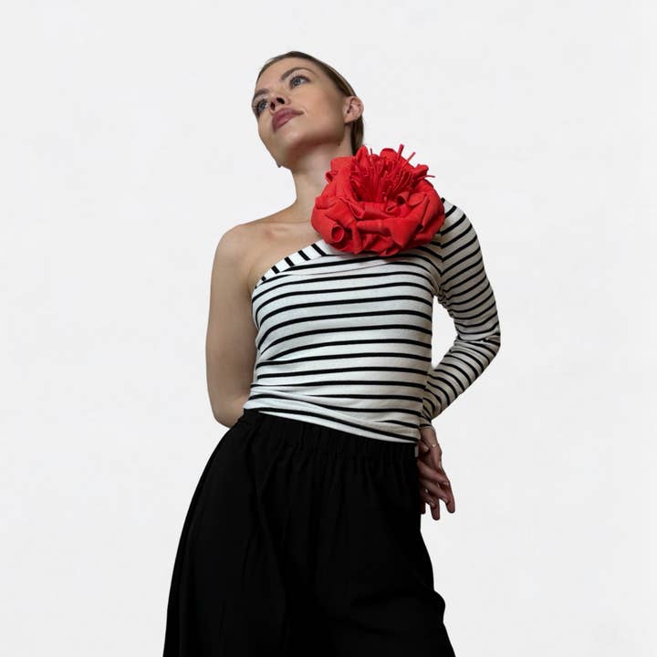 London Atelier Byproduct - Venta al por mayor Blusa - Mujer - Top de una sola manga a rayas con broche de flor roja