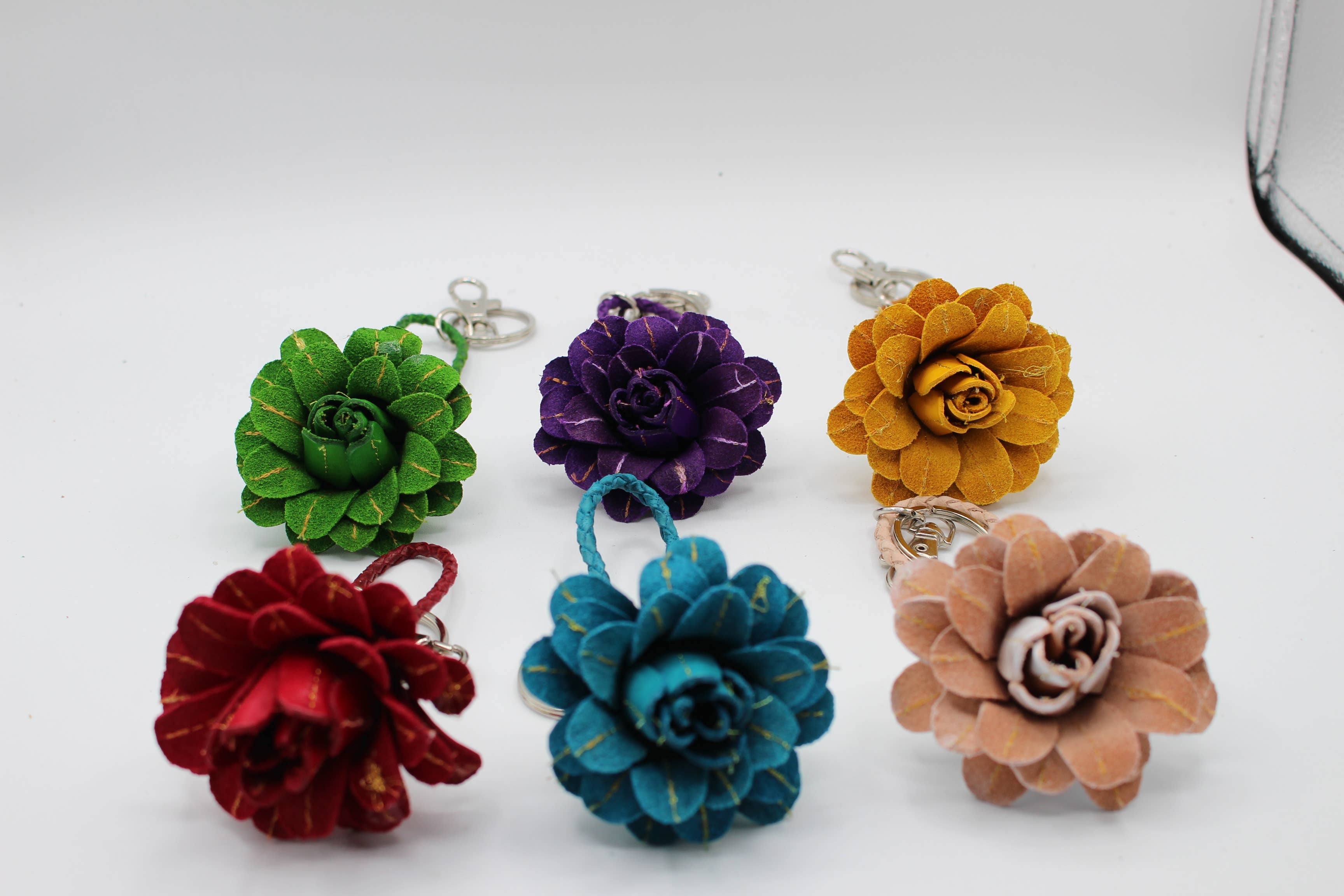 Sunflower Handmade leather inc - Vente Accessoire de sac – femme - Porte-clés en cuir en forme de fleur rose4