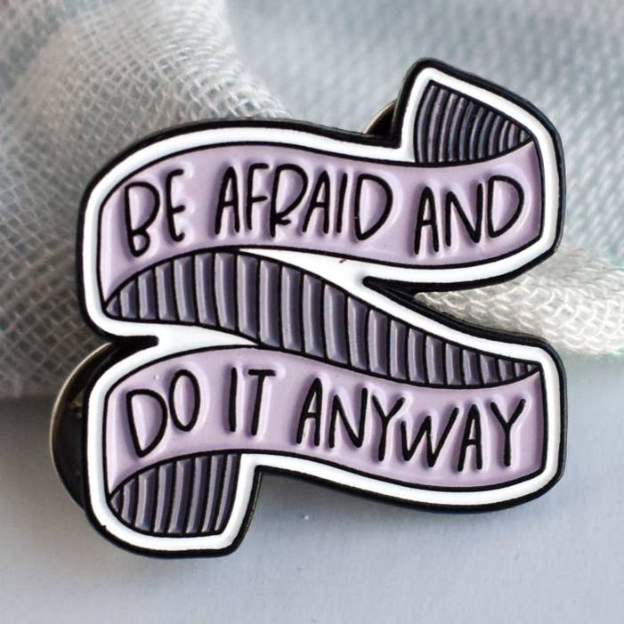 Ayez peur et faites-le quand même Pin pour la vente par Kyn You Believe It