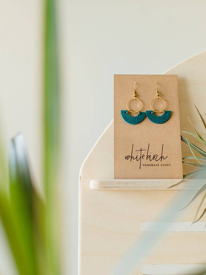 Pendientes de anillo de cuero y latón azul azulado para venta al por mayor de Whitebirch Handmade Goods