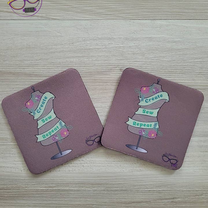 Base para Caneca com Tema de Costura Mousse de Mocha 9,5 cm x 9,5 cm por atacado de SewNaturalDane