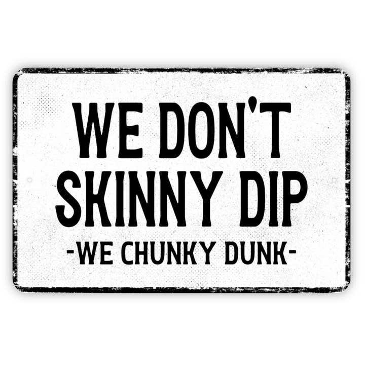 Black Hills Wildwoods – wholesale Skylt – We Don't Skinny Dip We Chunky Dunk Sign - Rolig pool Lake River Beach Simmetallskylt Väggkonst - Distressed Vintage Style