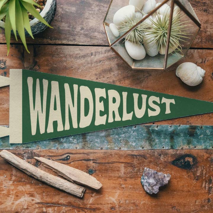 Gagliardetto Wanderlust Felt Camp per la vendita all'ingrosso da parte di Benoit's Design Co.