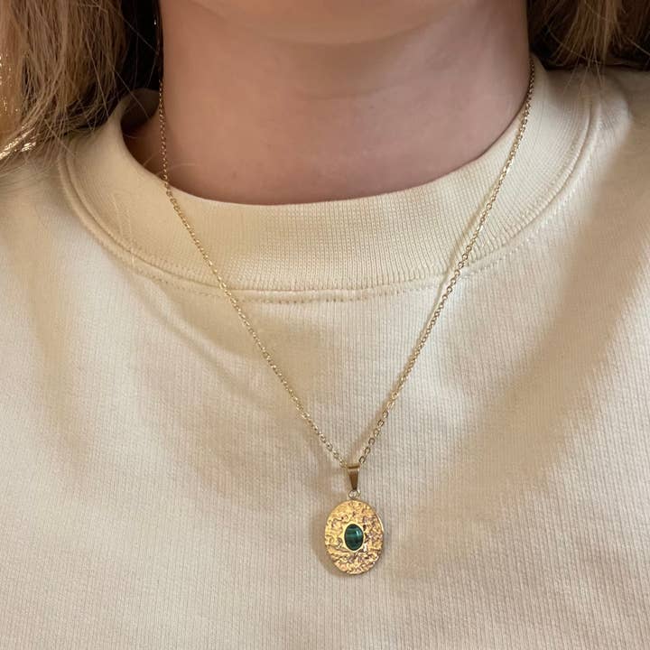 Stålhalskæde med justerbar kæde og ovalt vedhæng med natursten for engroshandel hos Bijoux 7bis