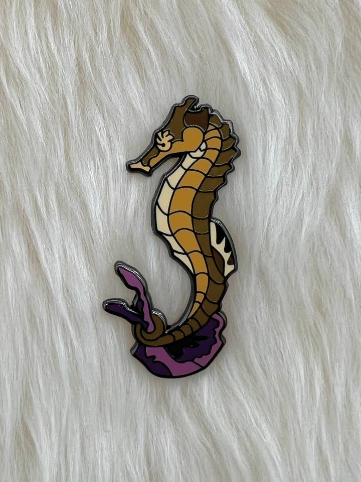 Épingle en émail dur Hippocampe commun | Épingle Hippocampe | Épingle Océan | pour la vente par Roamin' Bison Workshop