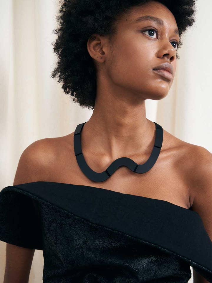 Mies Necklace Wave Short - Black for wholesale by Iskin Sisters