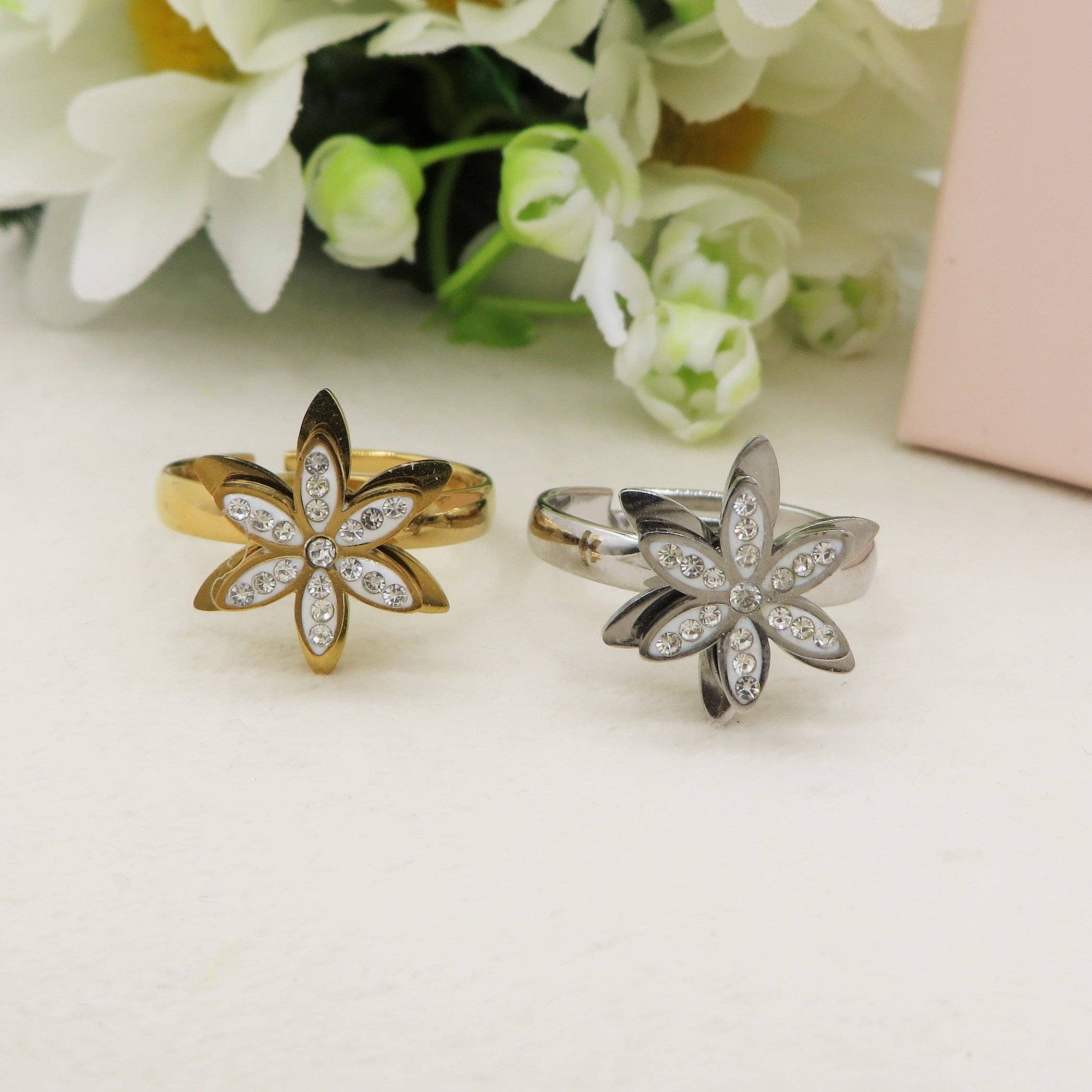 Daemon srls - Wholesale Multi-Stone Ring - SPINNING LOTUS - Anello regolabile ANTISTRESS in ACCIAIO inossidabile con cubic zirconia a forma di fiore girevole2