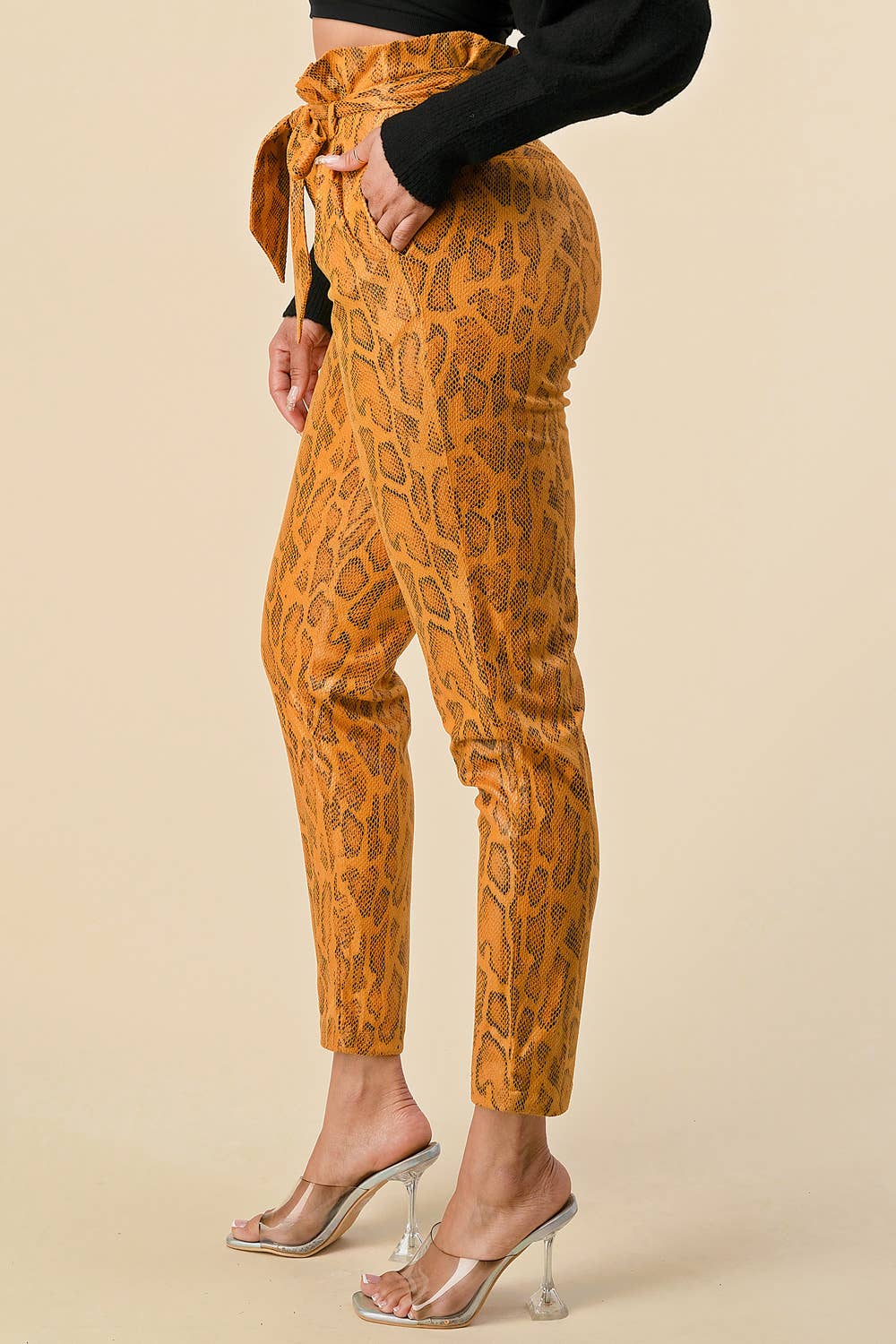 The Sang – wholesale Byxor - Dam – SP4870-2 - SNAKE SKIN SLIM FIT PAPPERSPÅSEBYXOR MED KNYTBÄLTE3