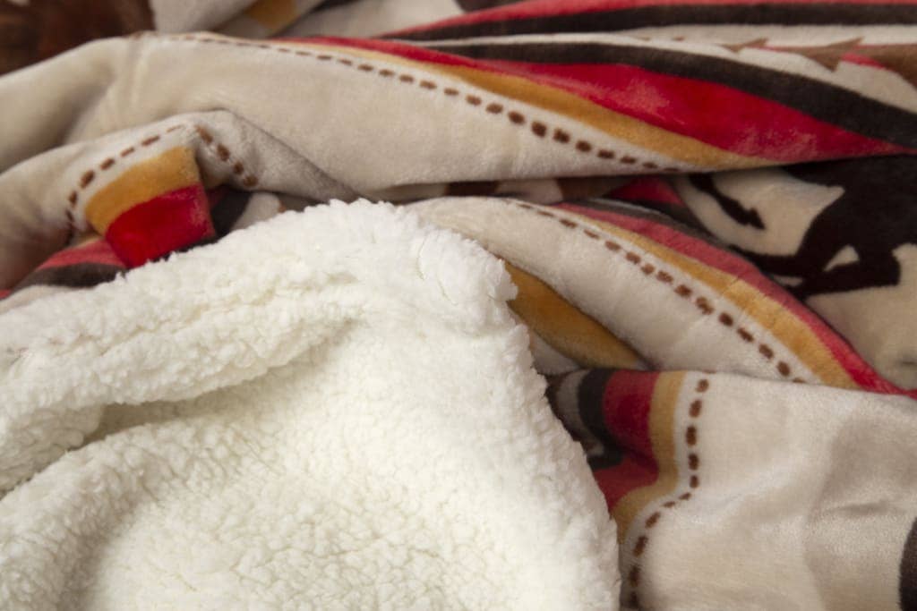 Linen Mart - Vente Plaids - Plaid sherpa en fausse fourrure douce avec motif cheval de course du Sud-Ouest2