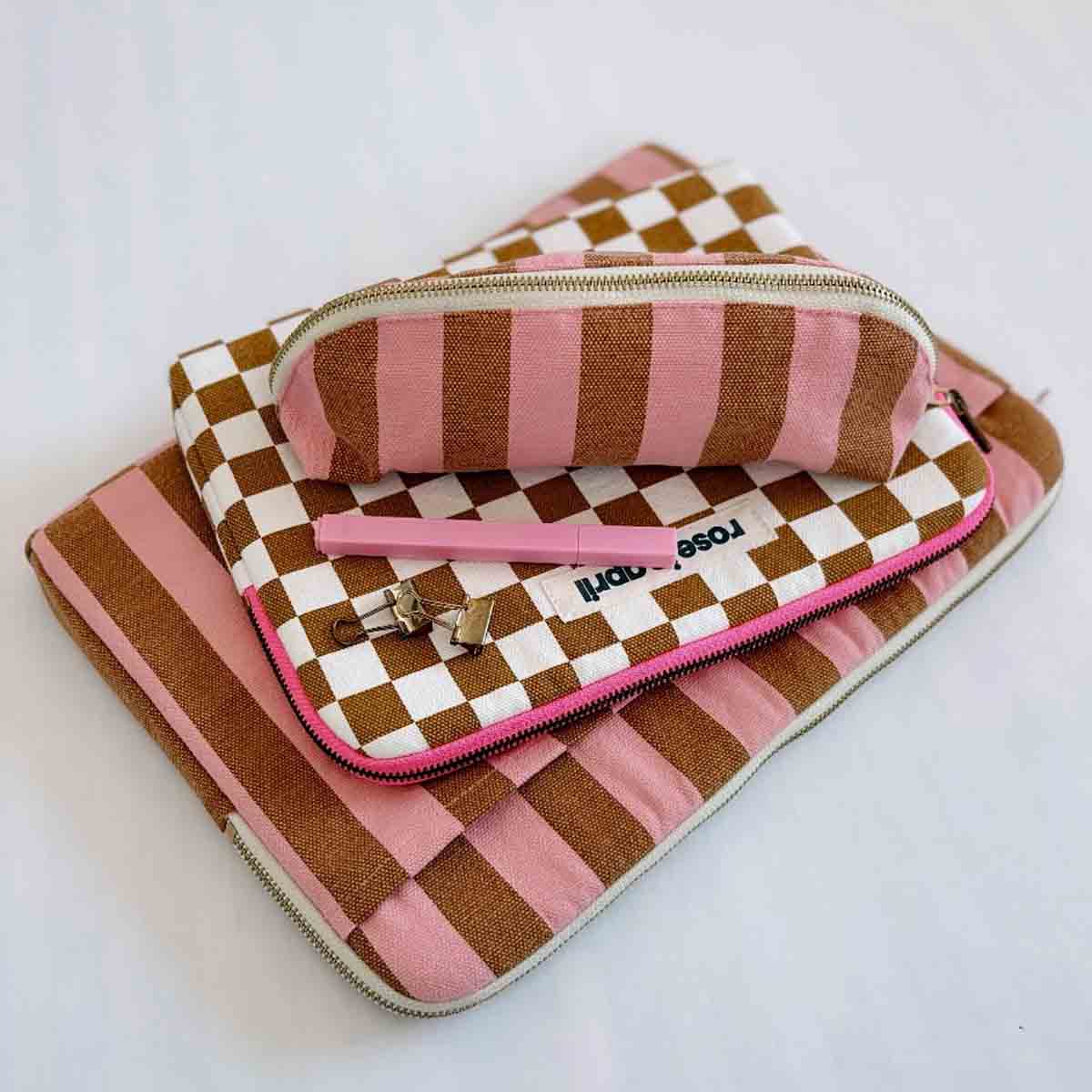 Rose in April - Wholesale Laptop/Tablet Case - Women's - Laptop sleeve 13/14' Octave Stripes Caramel / strawberry2