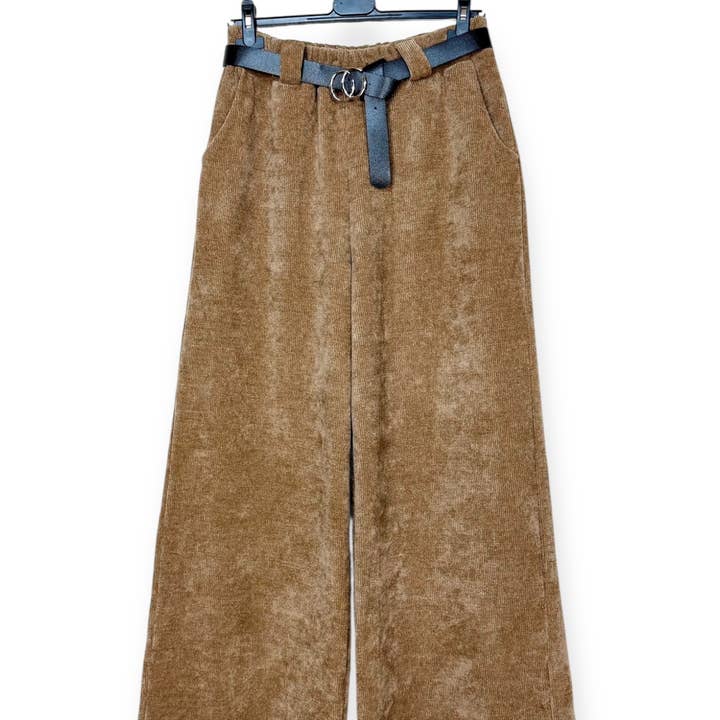 AH 6601 - Fluwelen broek met riem en andere Missy kleding wholesale inkopen. Gratis retourzendingen en een 60-dagen netto betalingstermijn op Faire.com trends op Faire.