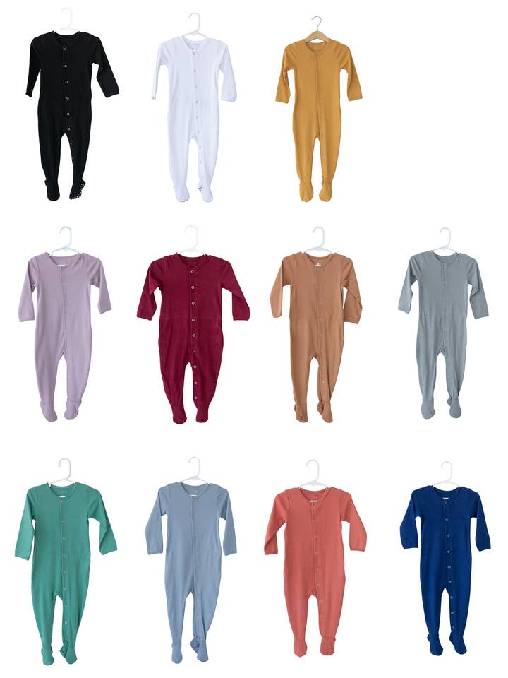 Organic Button Footie met Explorer Back | Solids & Prints voor wholesale door Modern Burlap