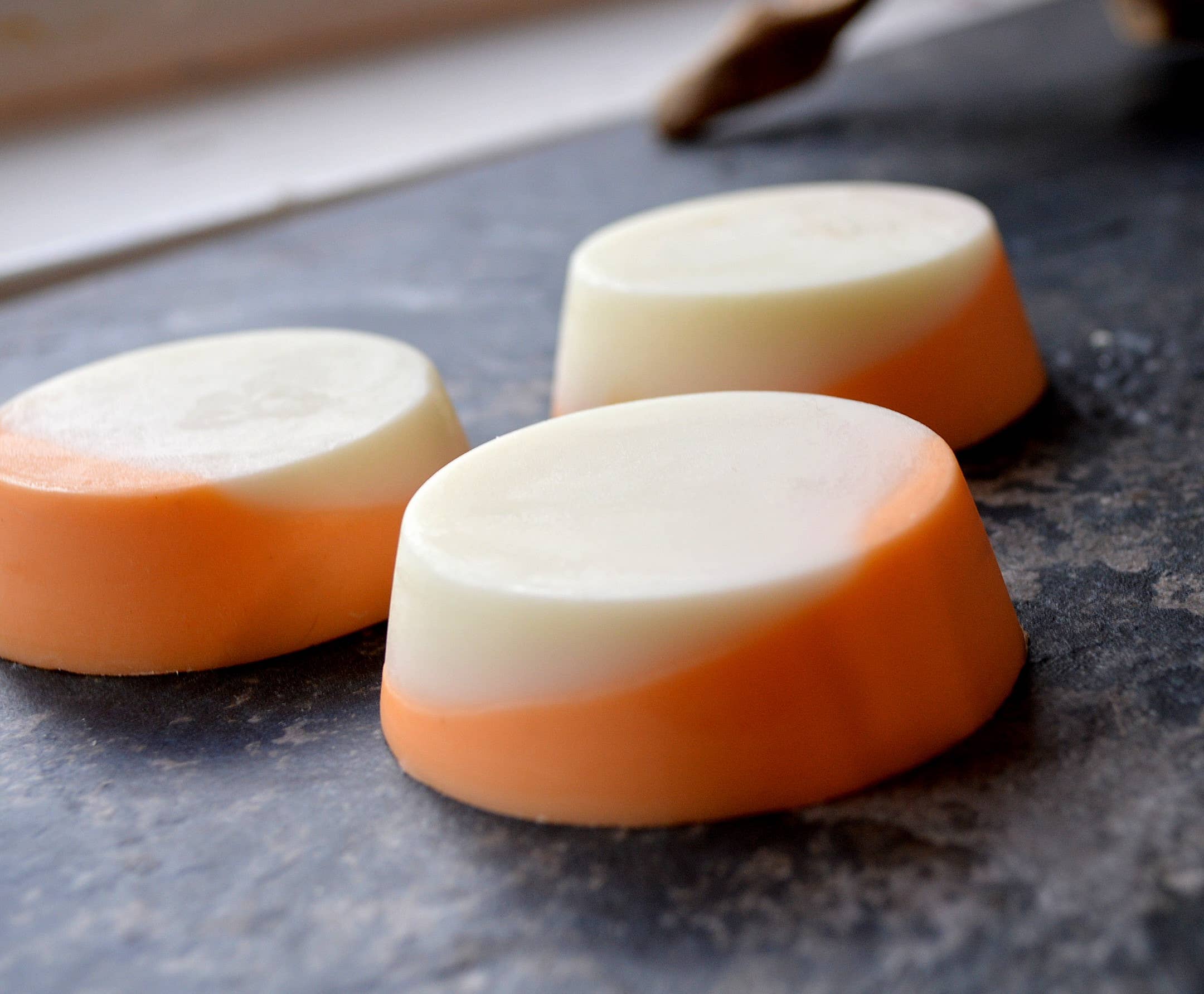 Badgerface Beauty Supply - Venta al por mayor Loción en pastilla - Barra de loción de melón. Loción sólida de verano. Loción hecha a mano.2